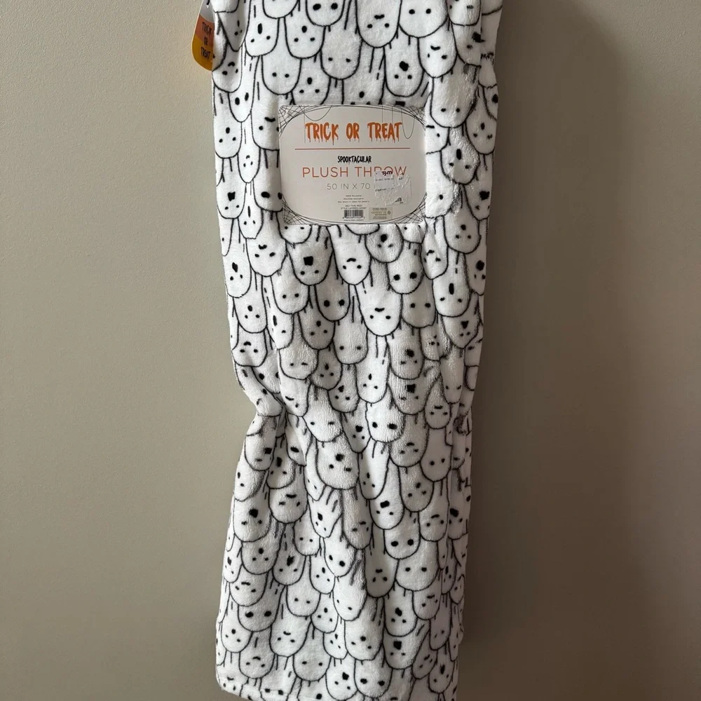 Ghost Blanket Halloween Viral NEW Boo Spooky Plush Haunted Throw Decor - Picture 2 of 5